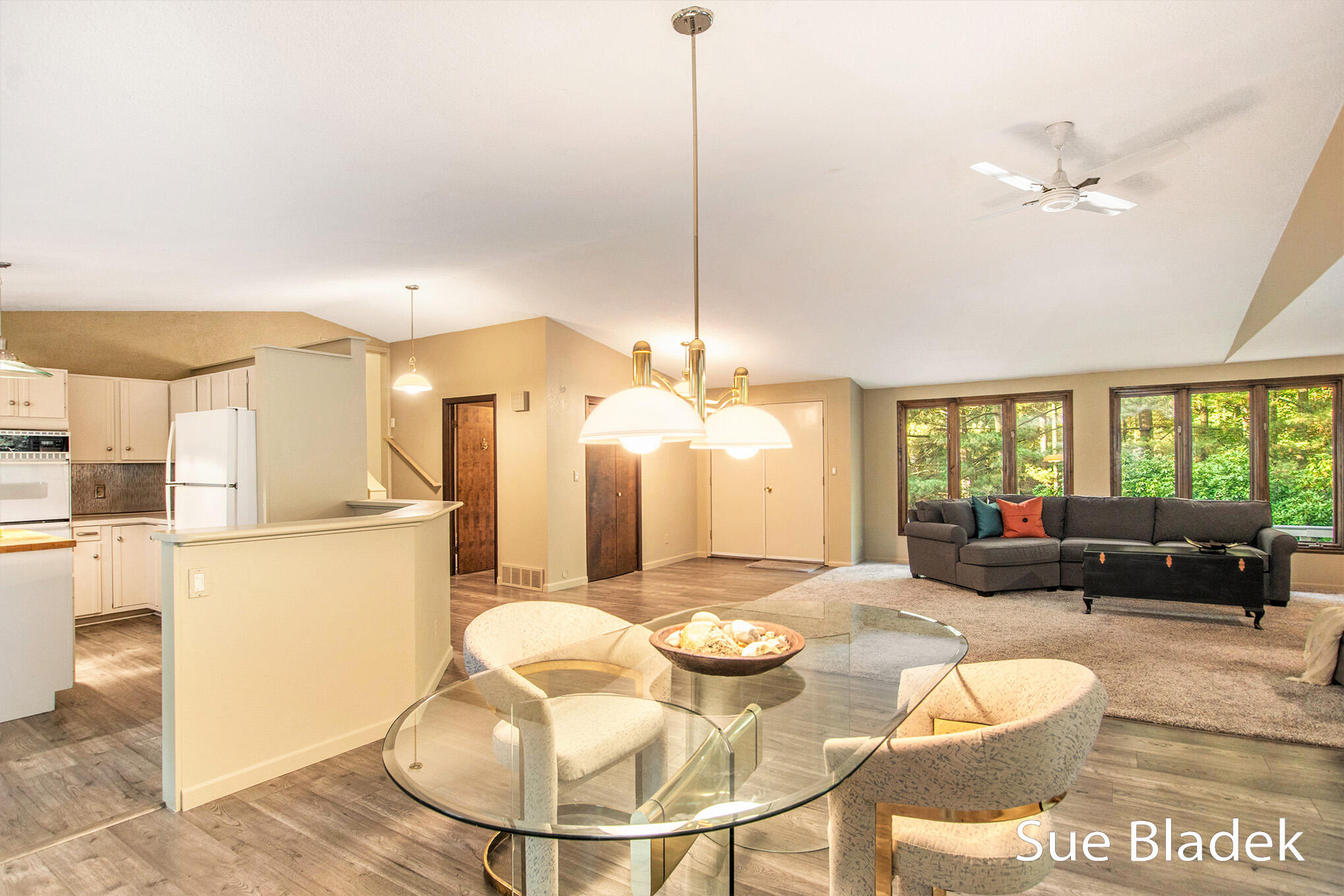 7135 Lakeshore Drive