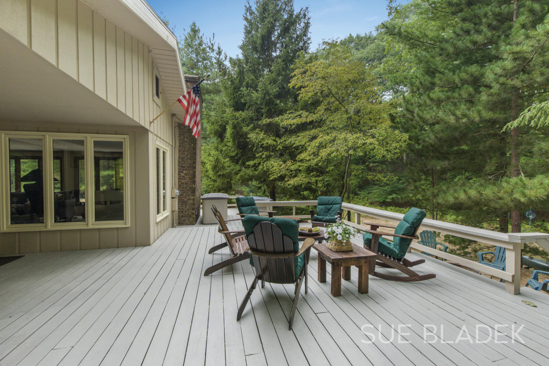 7135 Lakeshore Drive