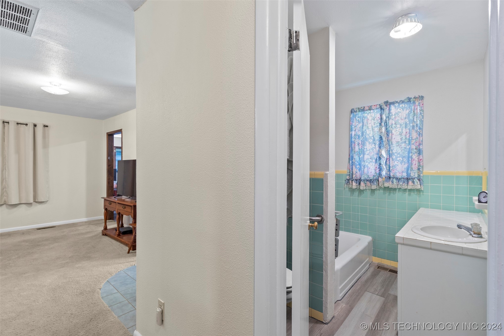 1409 E 4th Street
