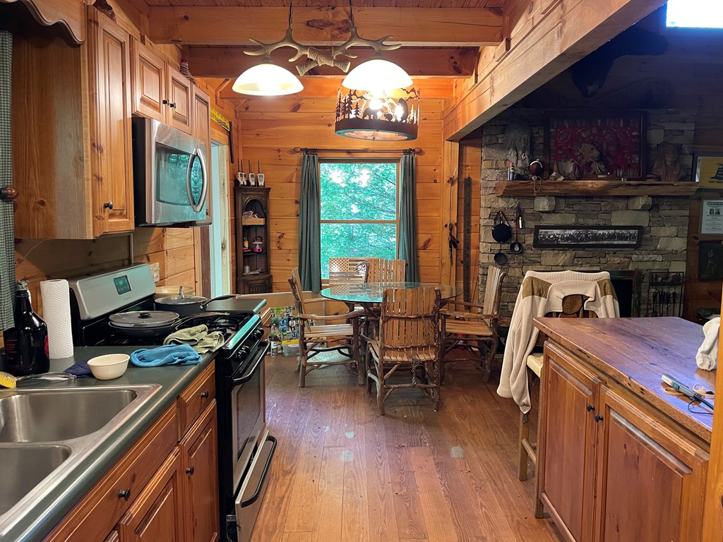 47 Thunderstruck Ln.