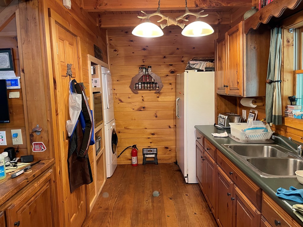 47 Thunderstruck Ln.