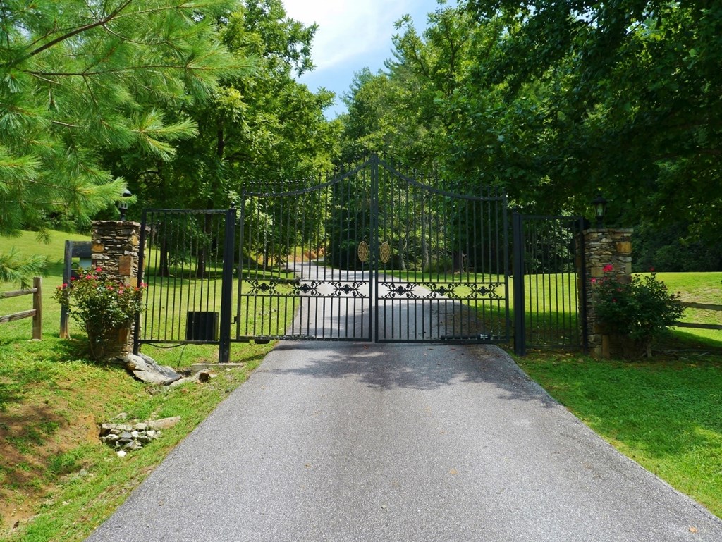 300 Sequoyah View Trail