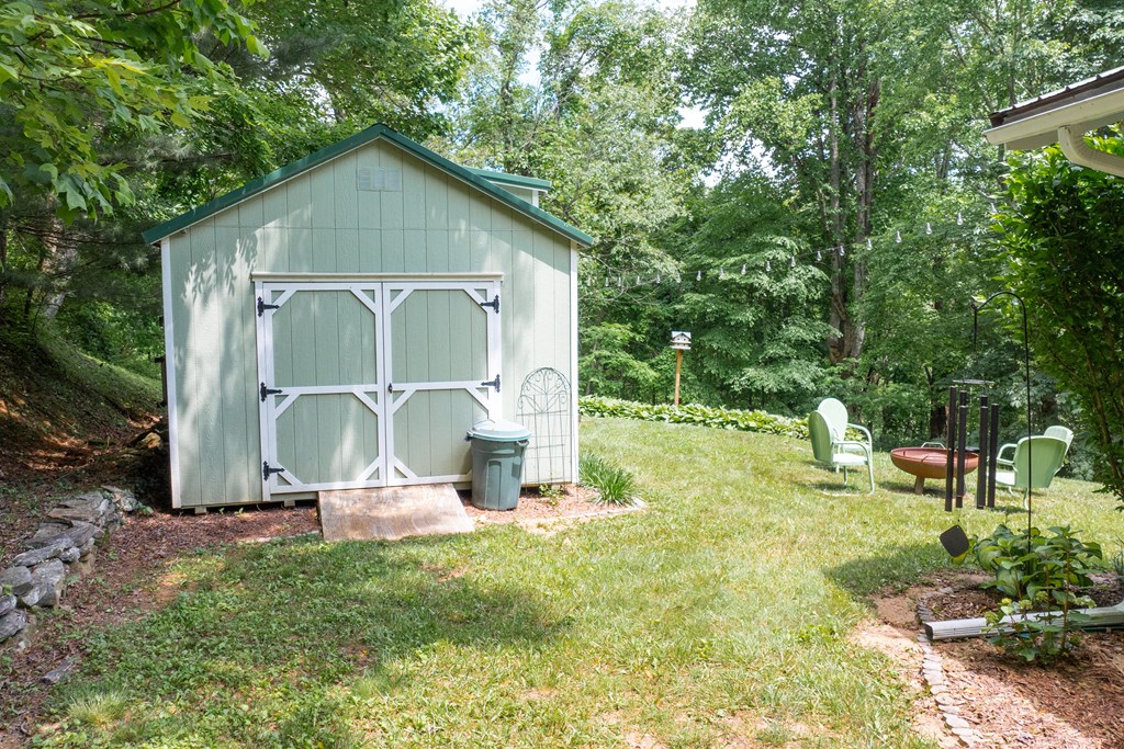 743 Little Hog Back Mountain Lane