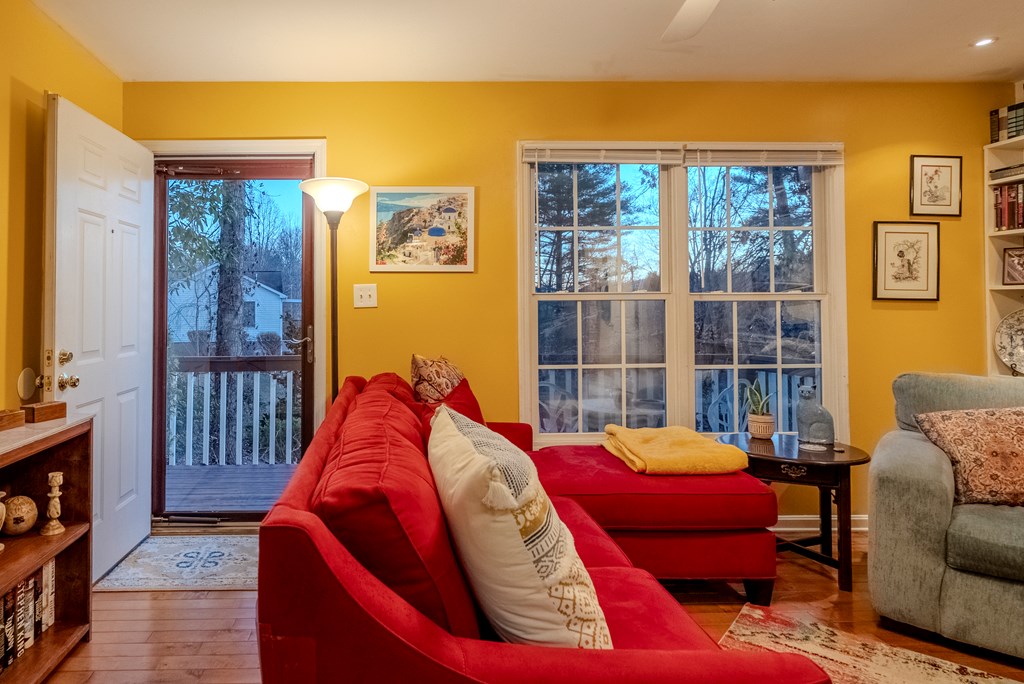 46 Ivar St