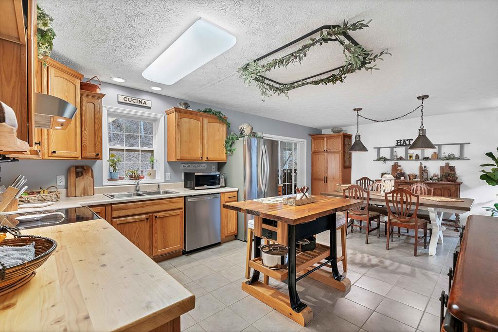 685 Peeks Creek Road