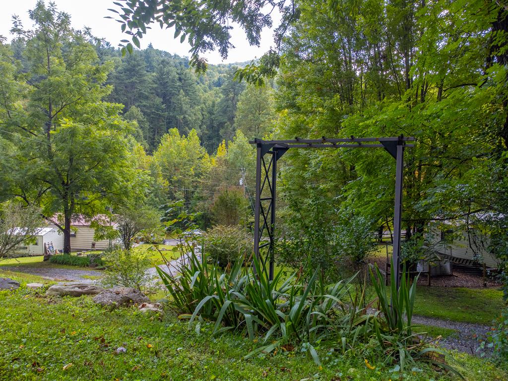 685 Peeks Creek Road