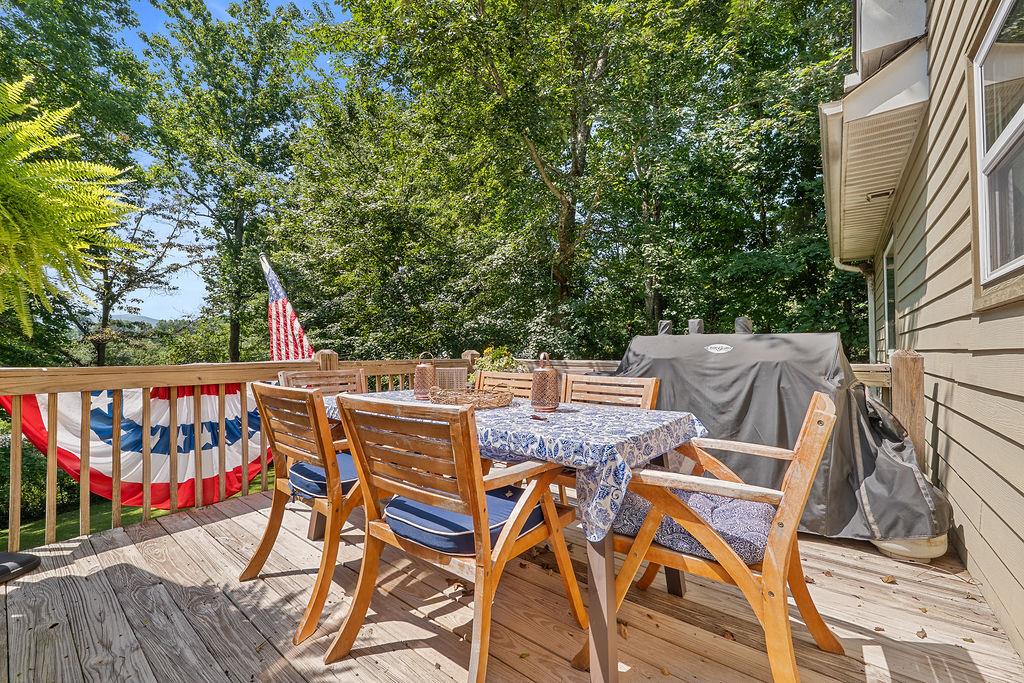 220 HEATHWOOD LN