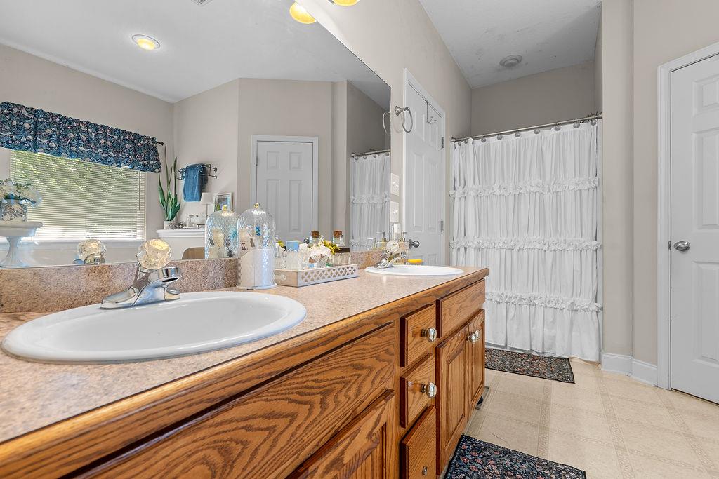 220 HEATHWOOD LN
