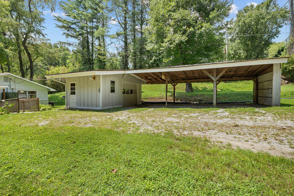 522/526 Coweeta Church Rd