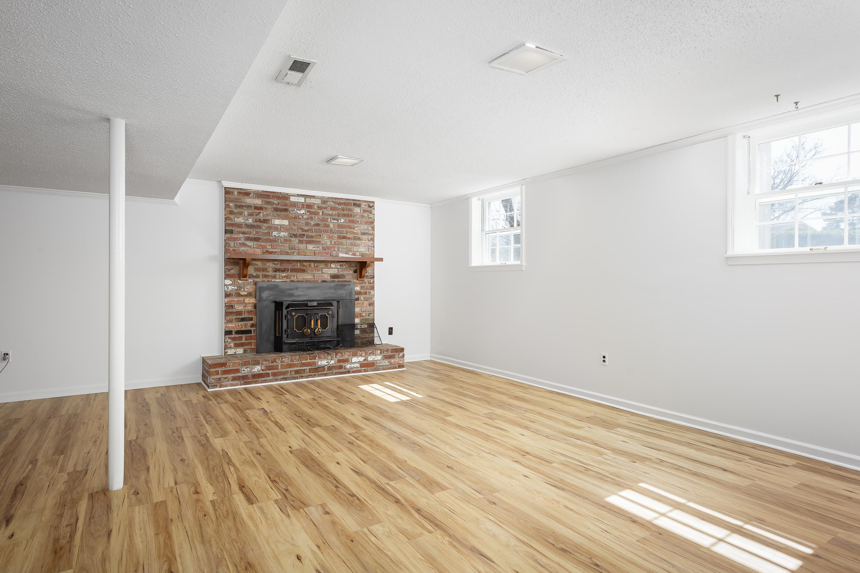 103 Creekwood Cir