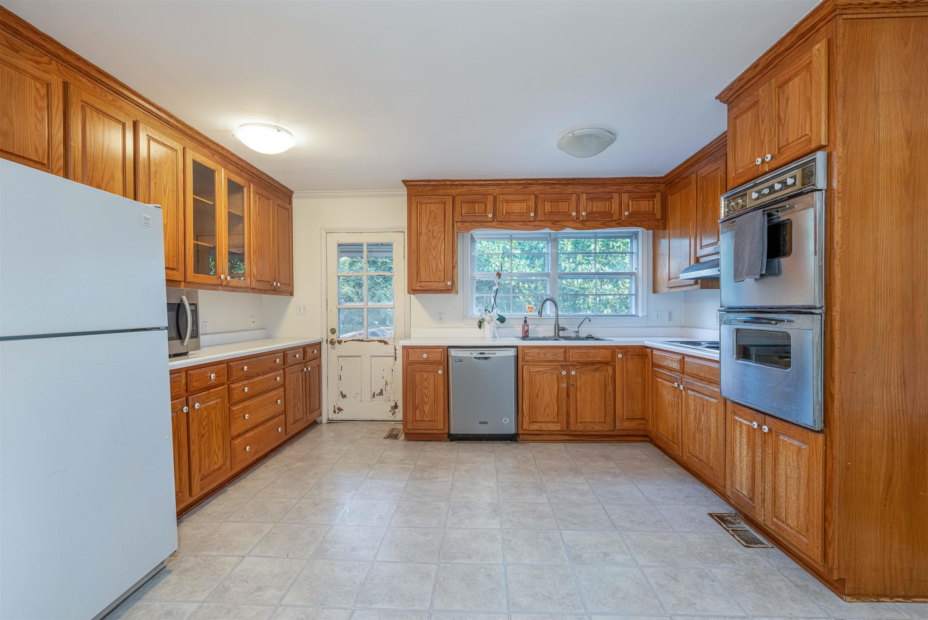 805 River Bluff Dr