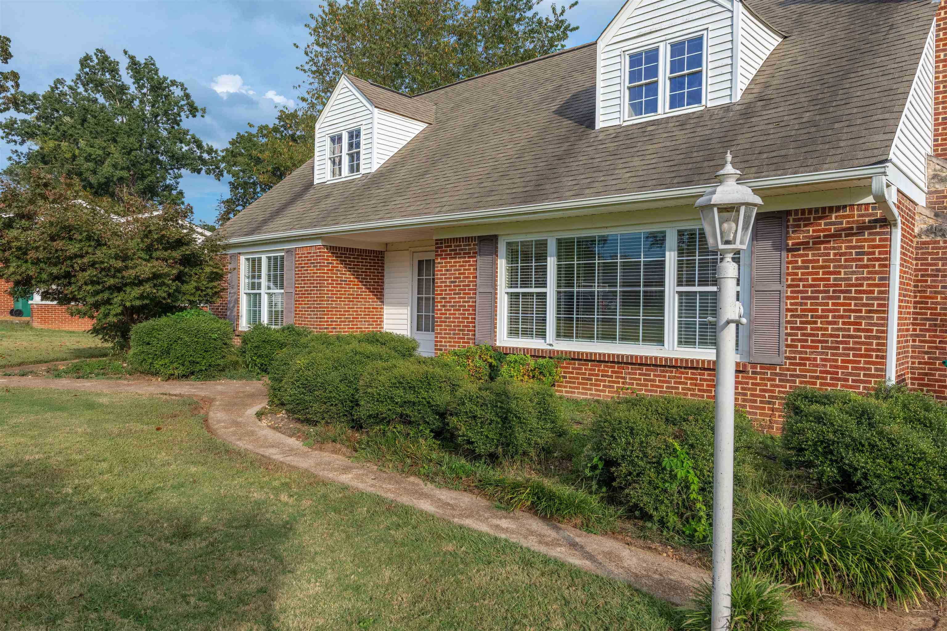 805 River Bluff Dr