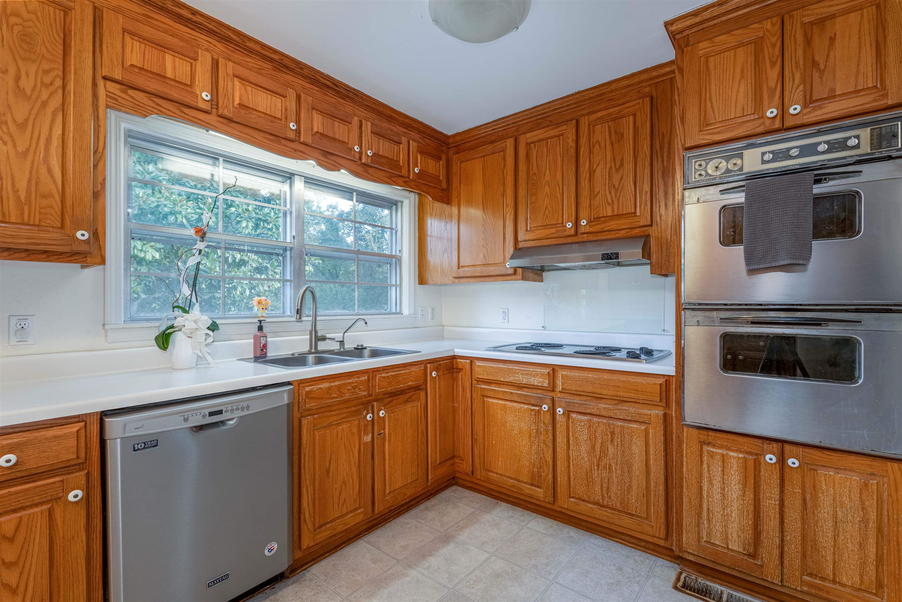 805 River Bluff Dr