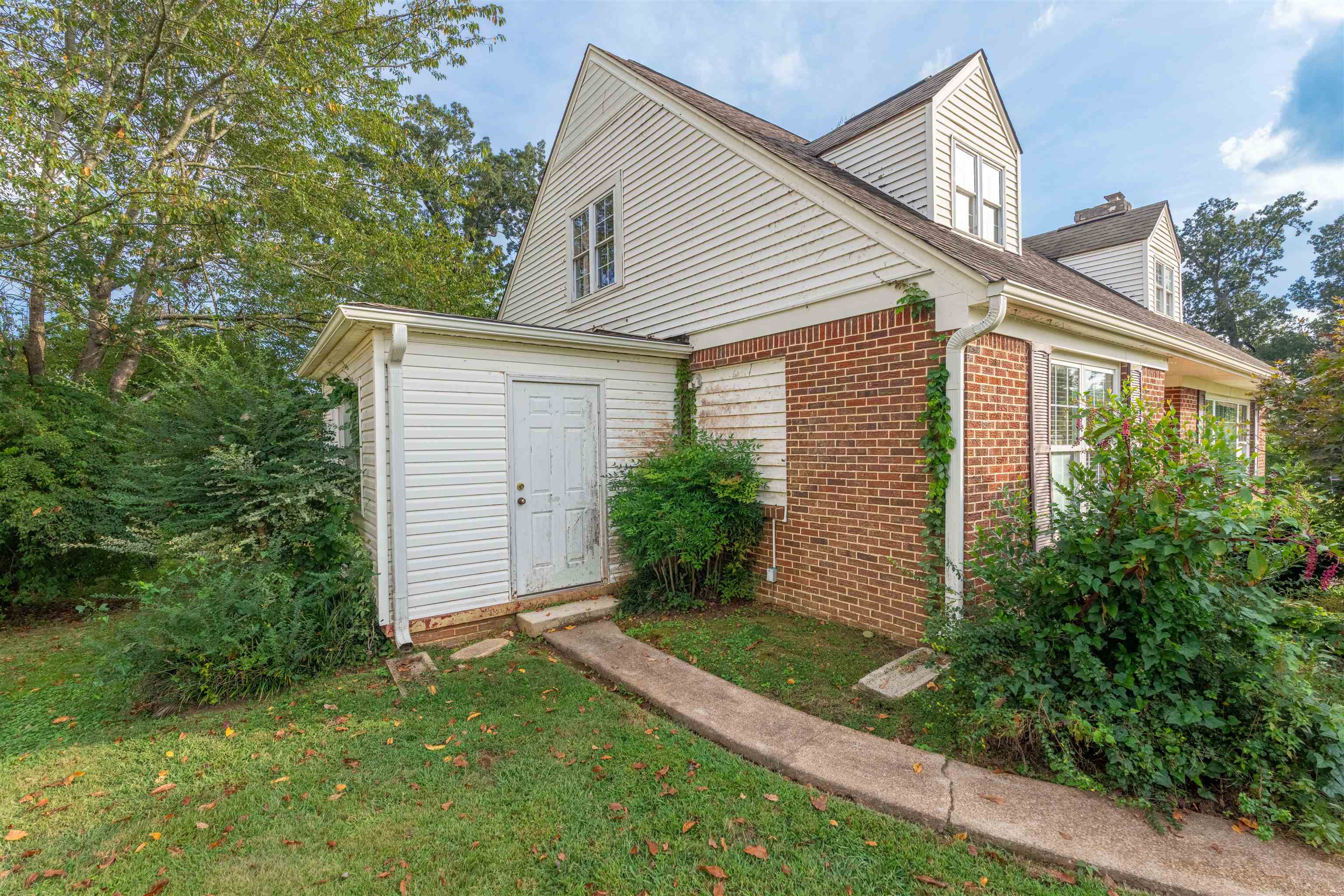 805 River Bluff Dr