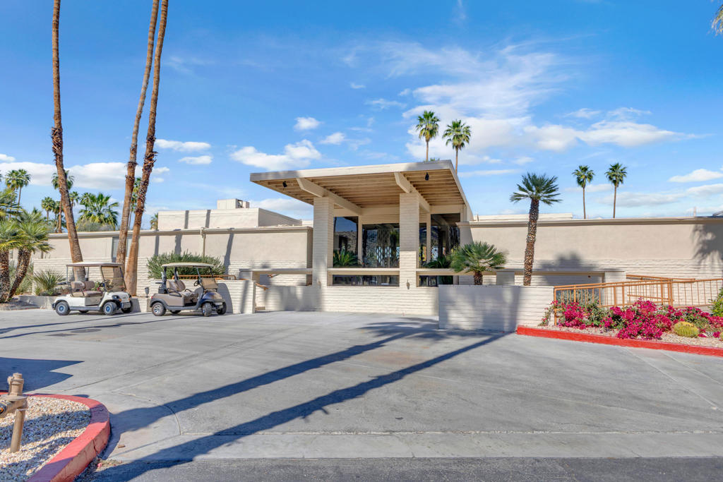 465 Desert Lakes Drive