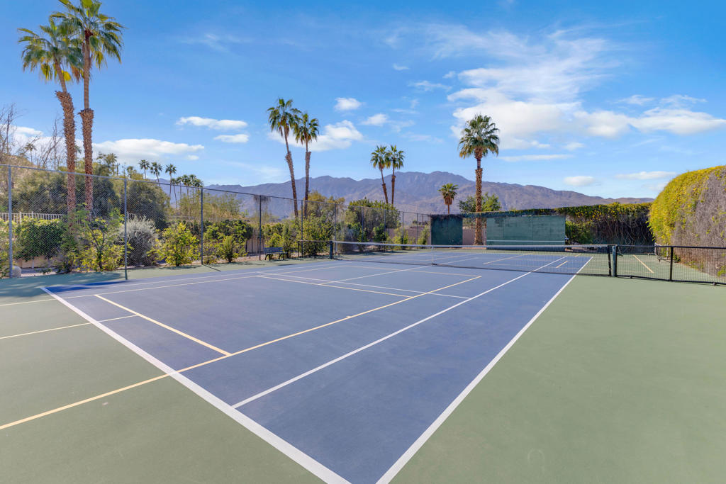 465 Desert Lakes Drive