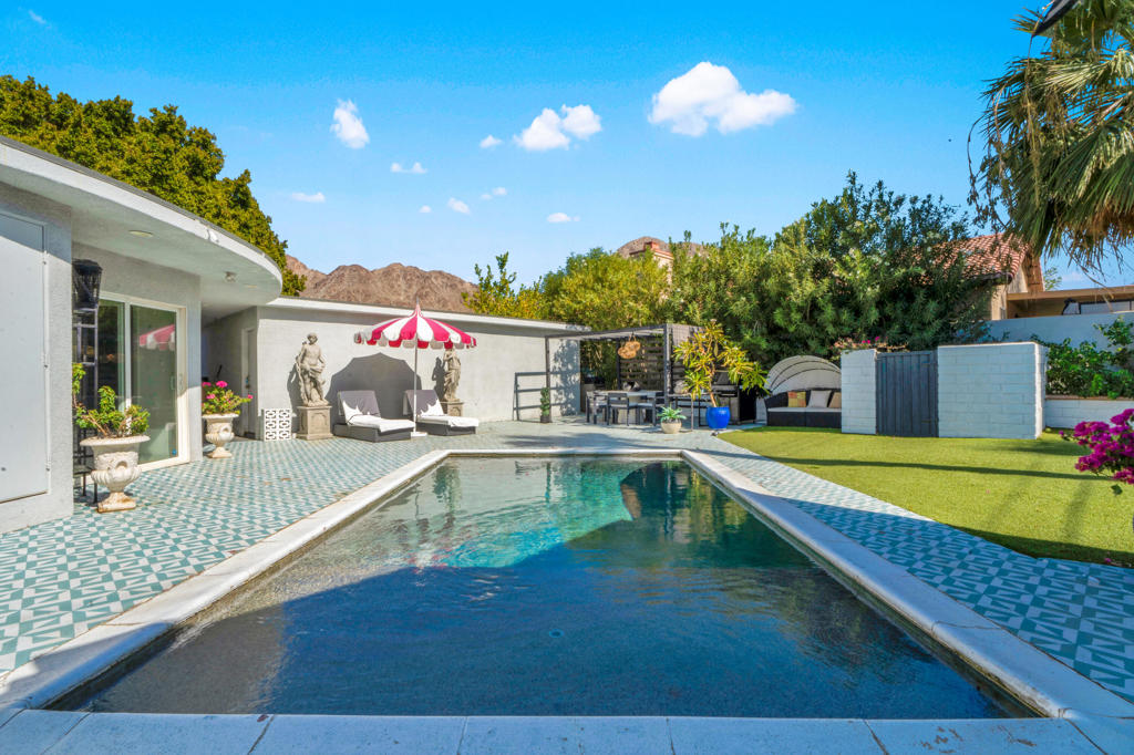 53533 Avenida Mendoza
