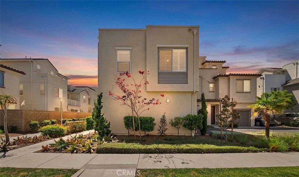 586 S Motif Street