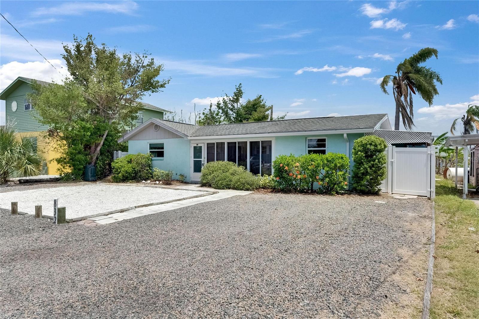 832 SEABREEZE DR