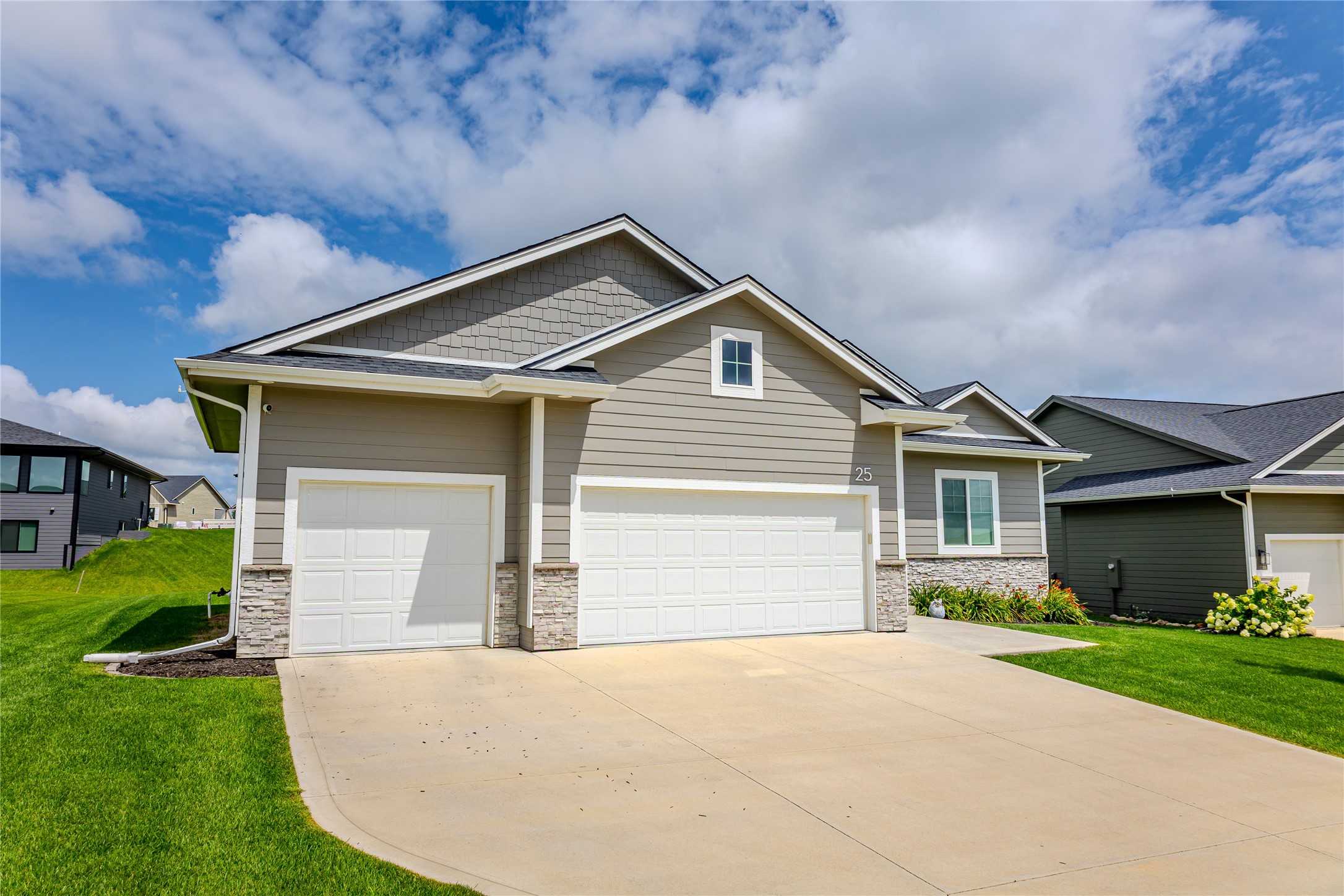 25 NW Valleyview Drive