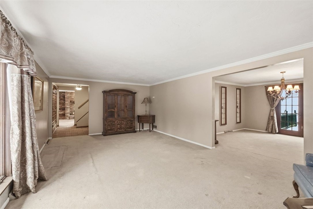 21 W Hillcrest Rd