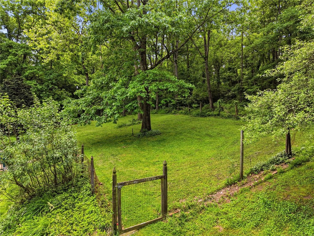 21 W Hillcrest Rd