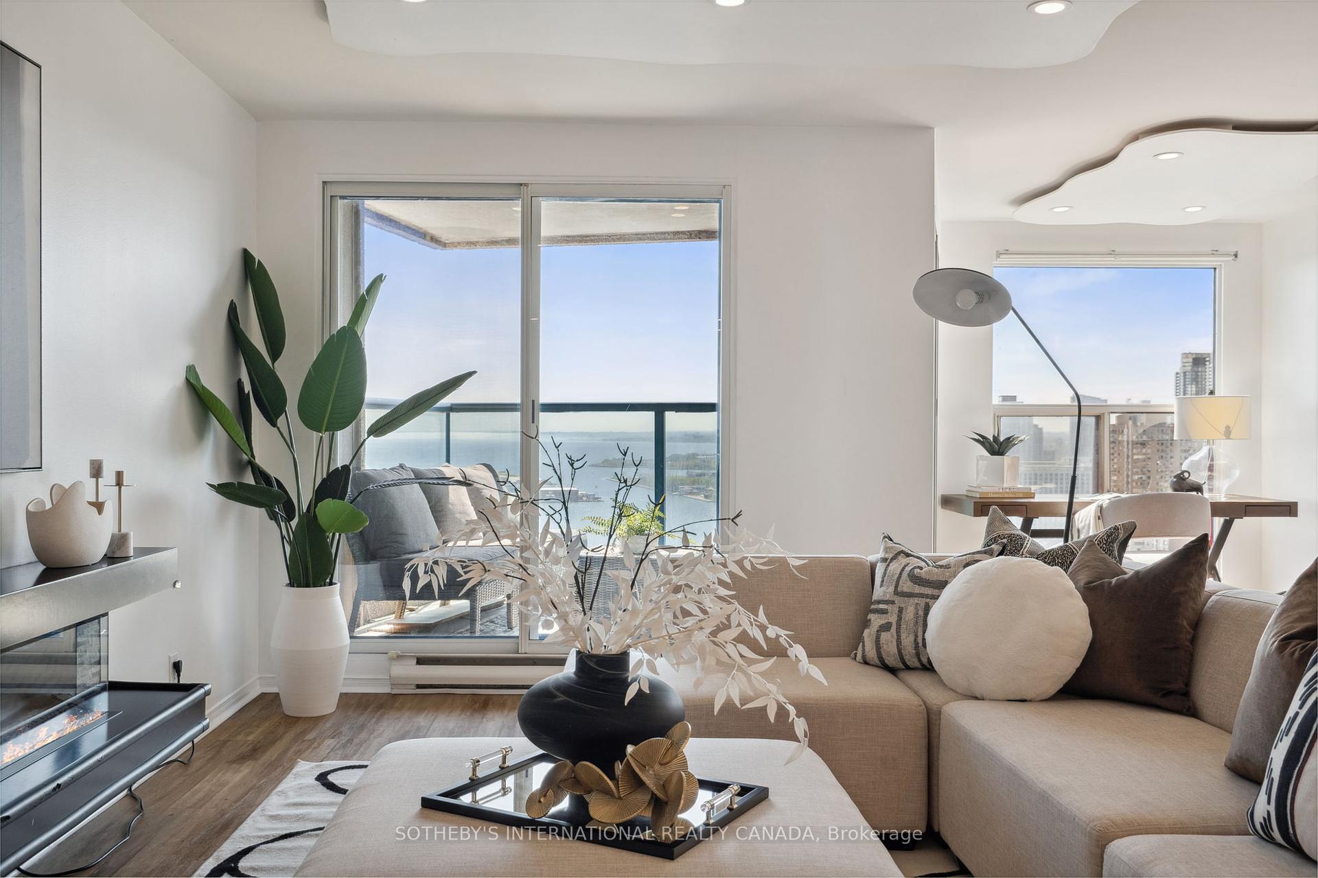 99 Harbour Square 3212