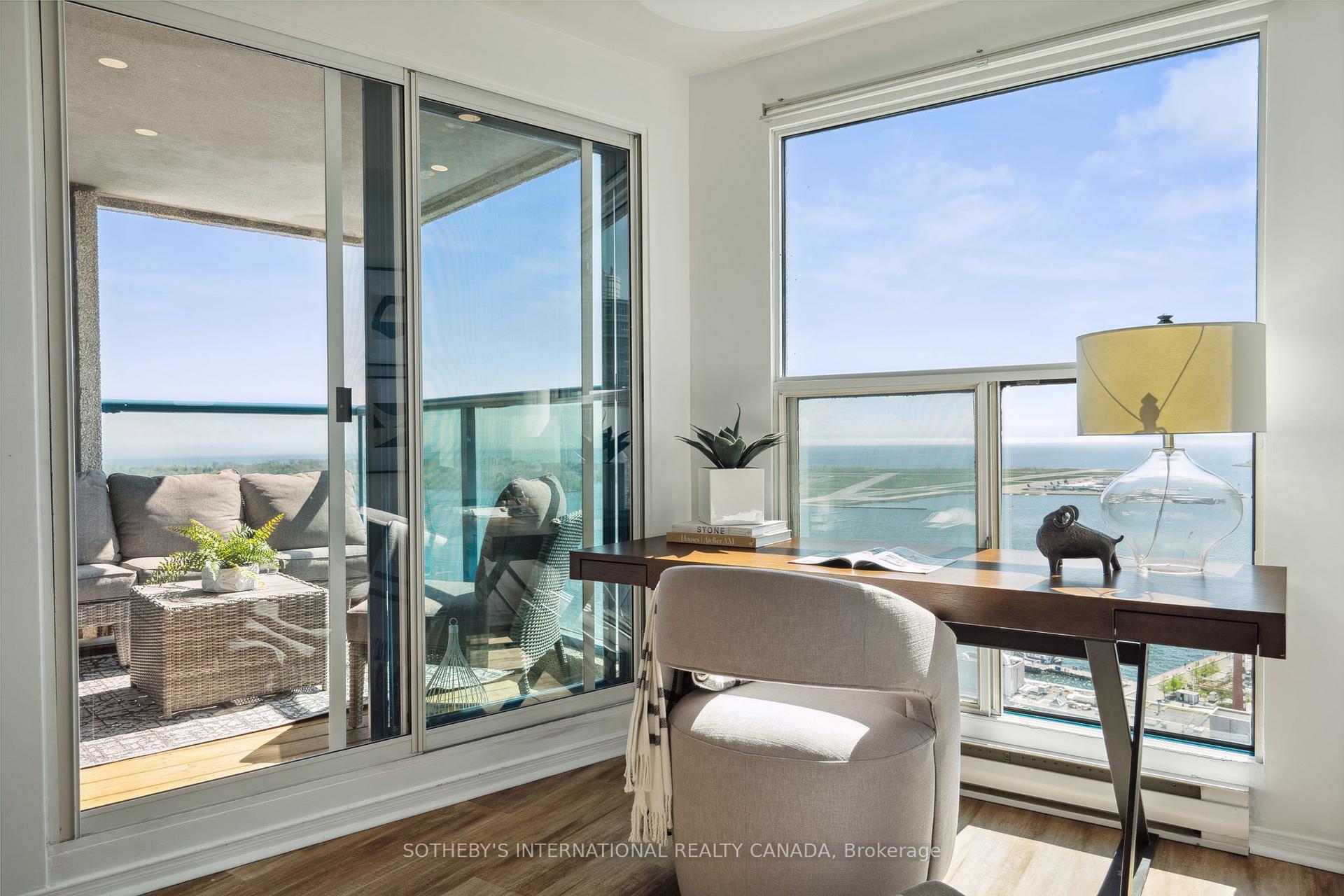 99 Harbour Square 3212