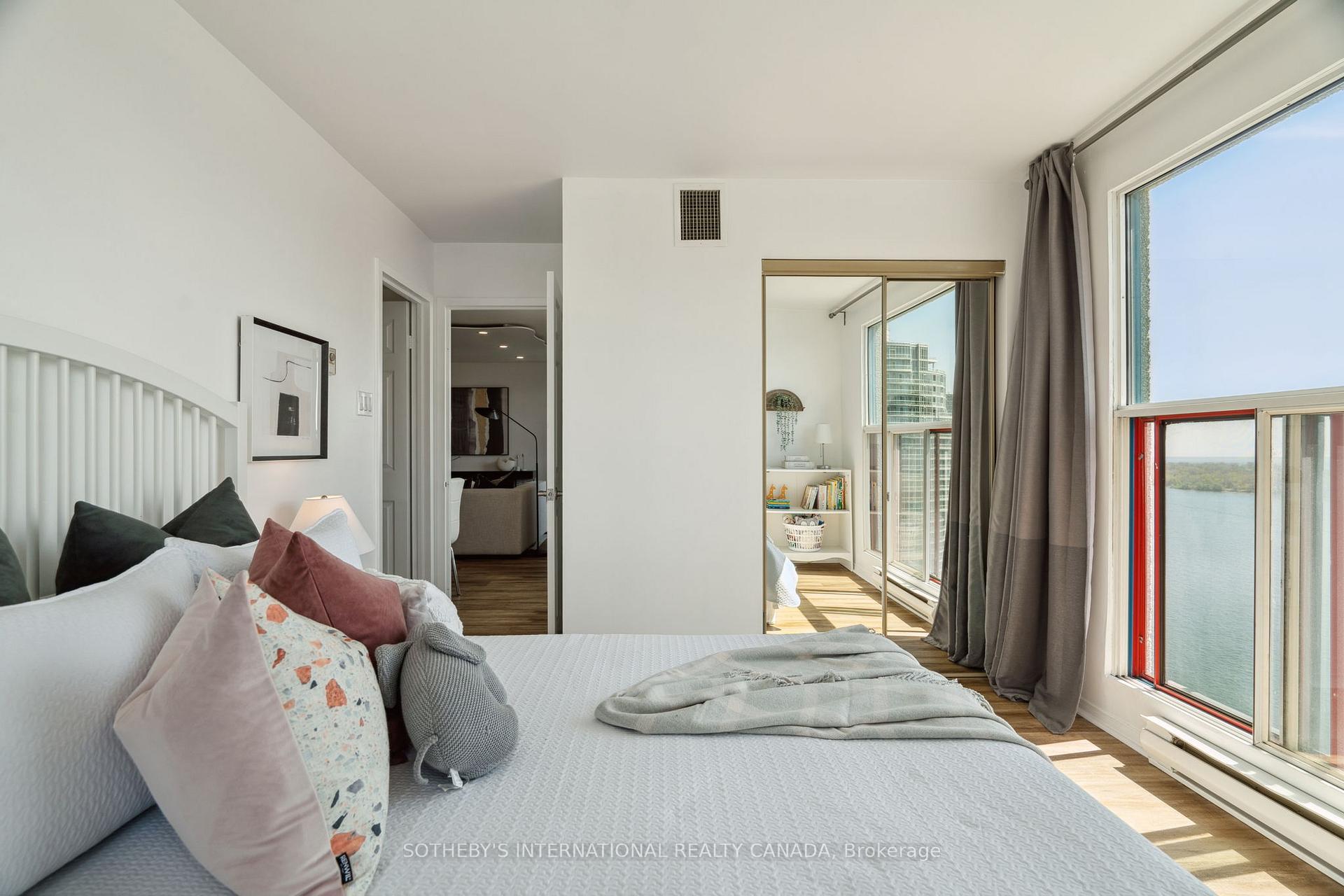 99 Harbour Square 3212