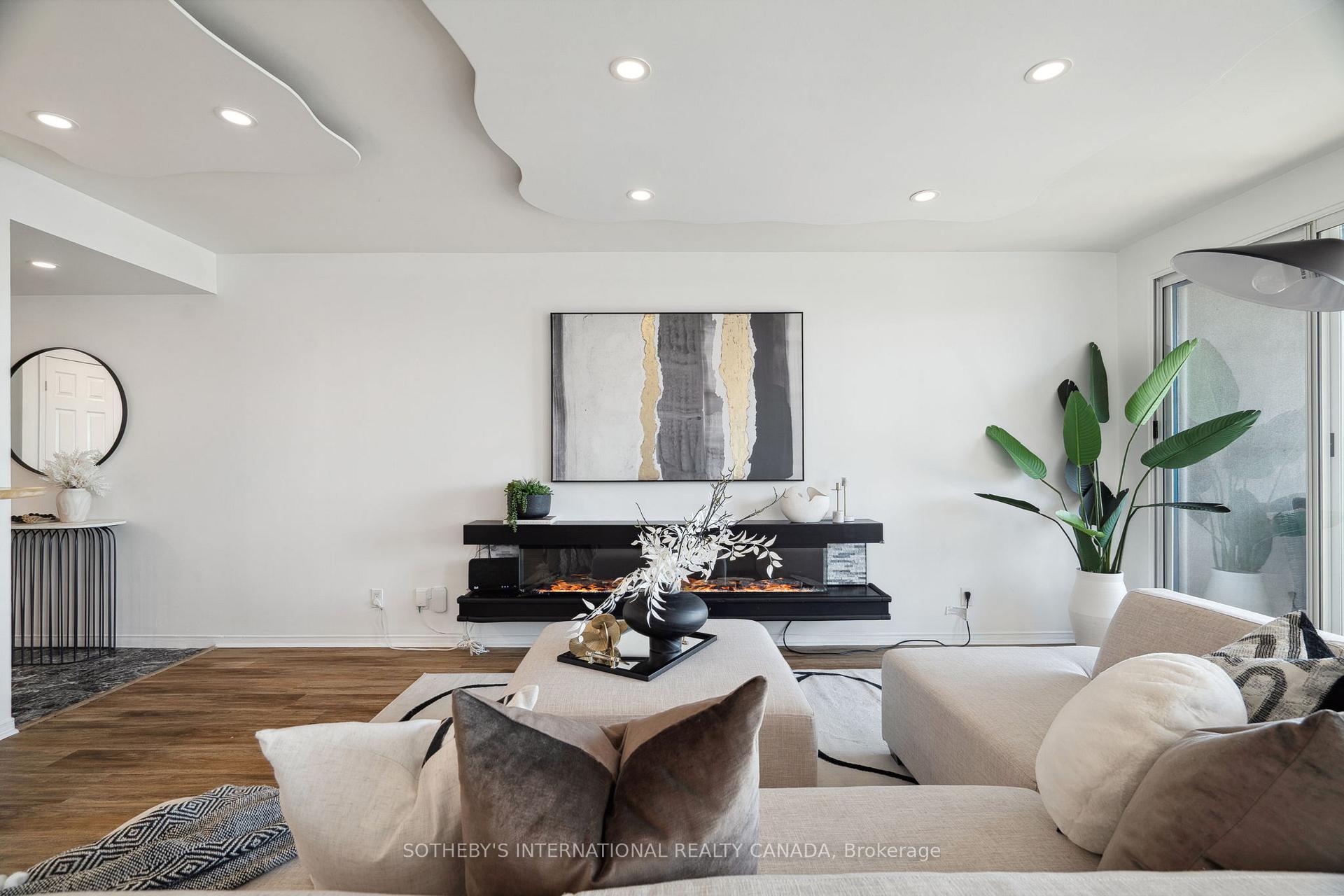 99 Harbour Square 3212