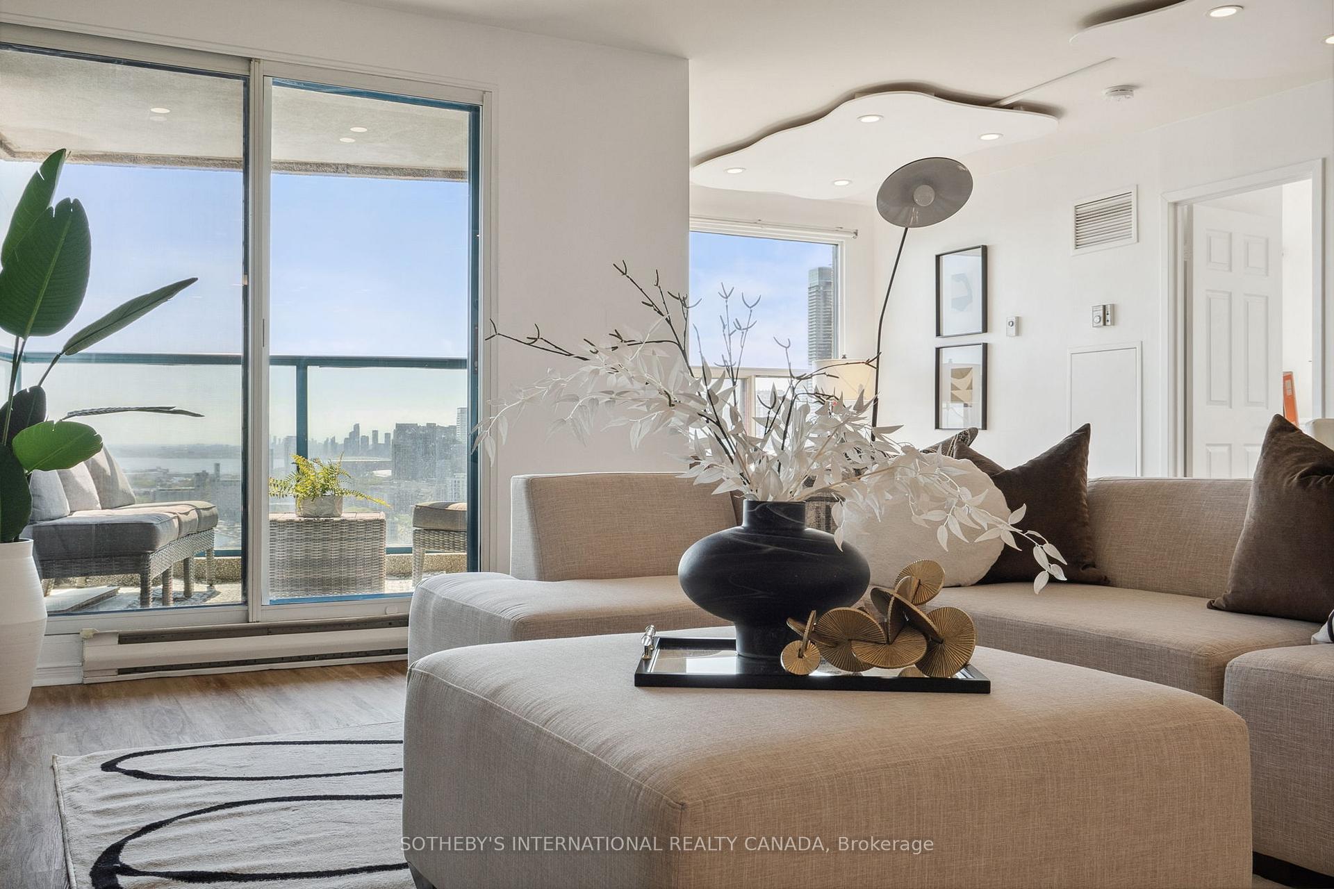 99 Harbour Square 3212