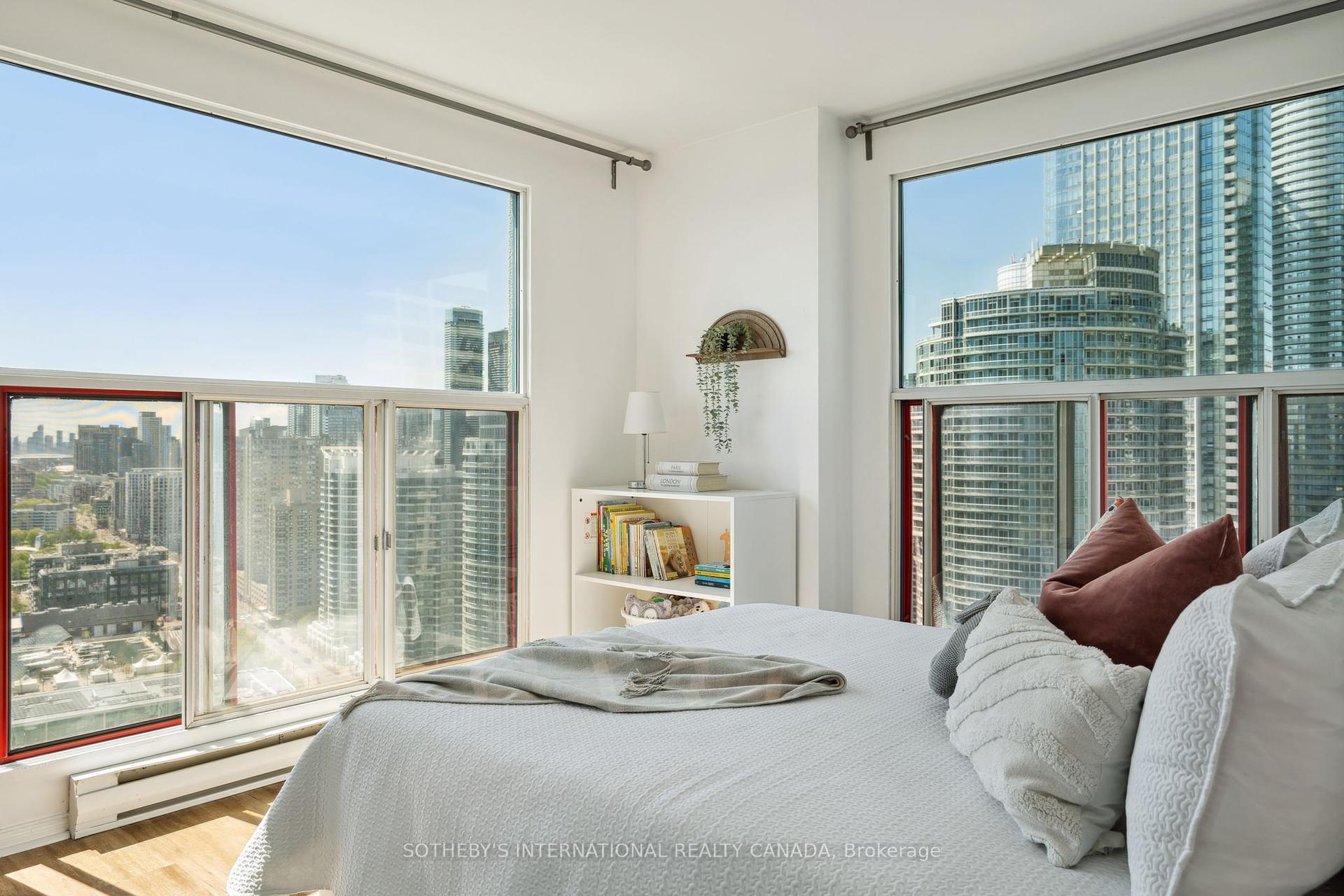 99 Harbour Square 3212