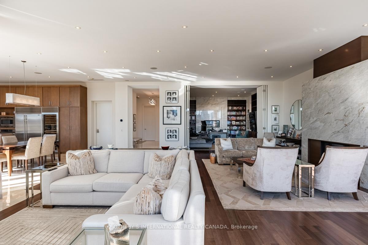 155 Cumberland Street 1201, Toronto C02 Unit: 1201