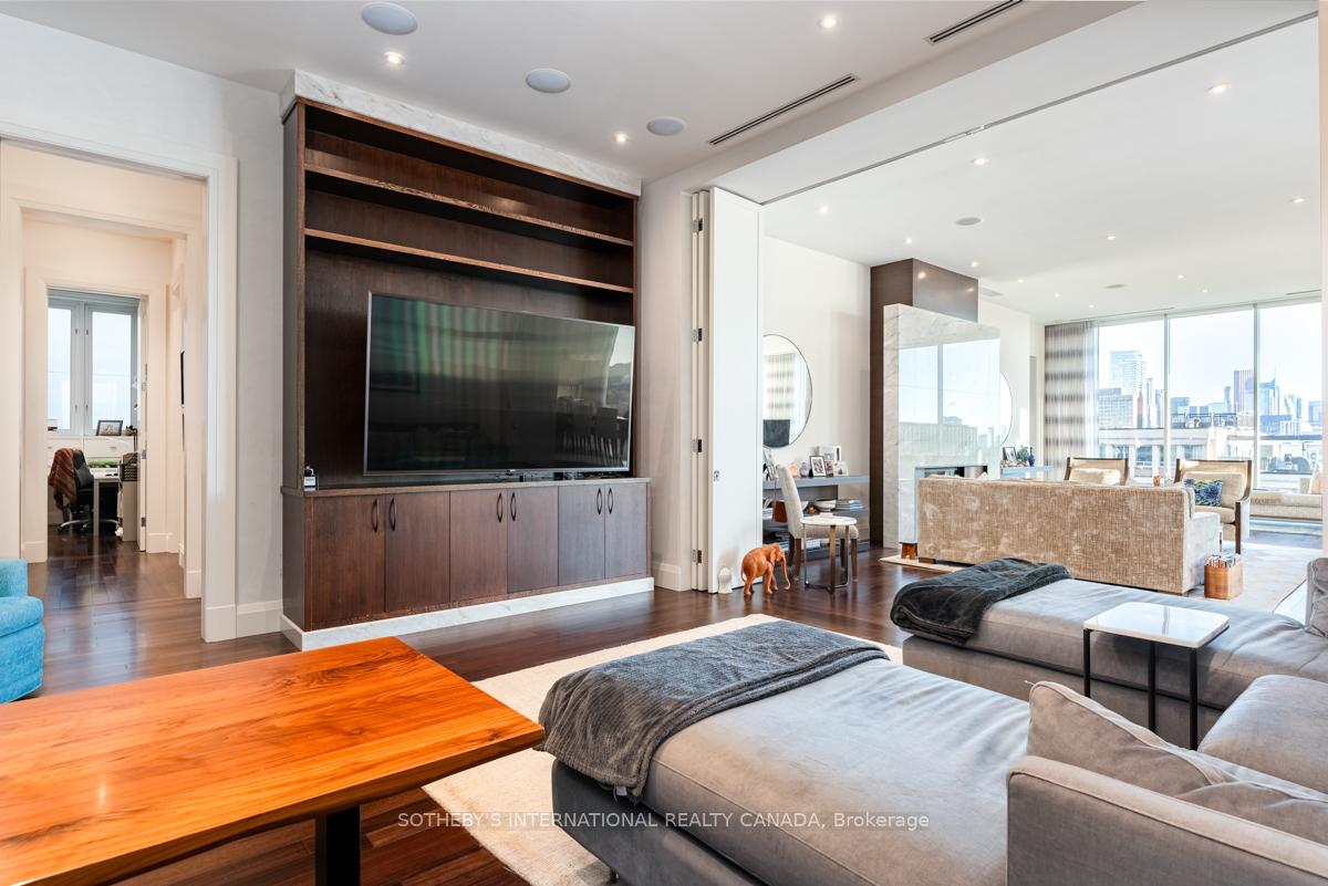 155 Cumberland Street 1201, Toronto C02 Unit: 1201