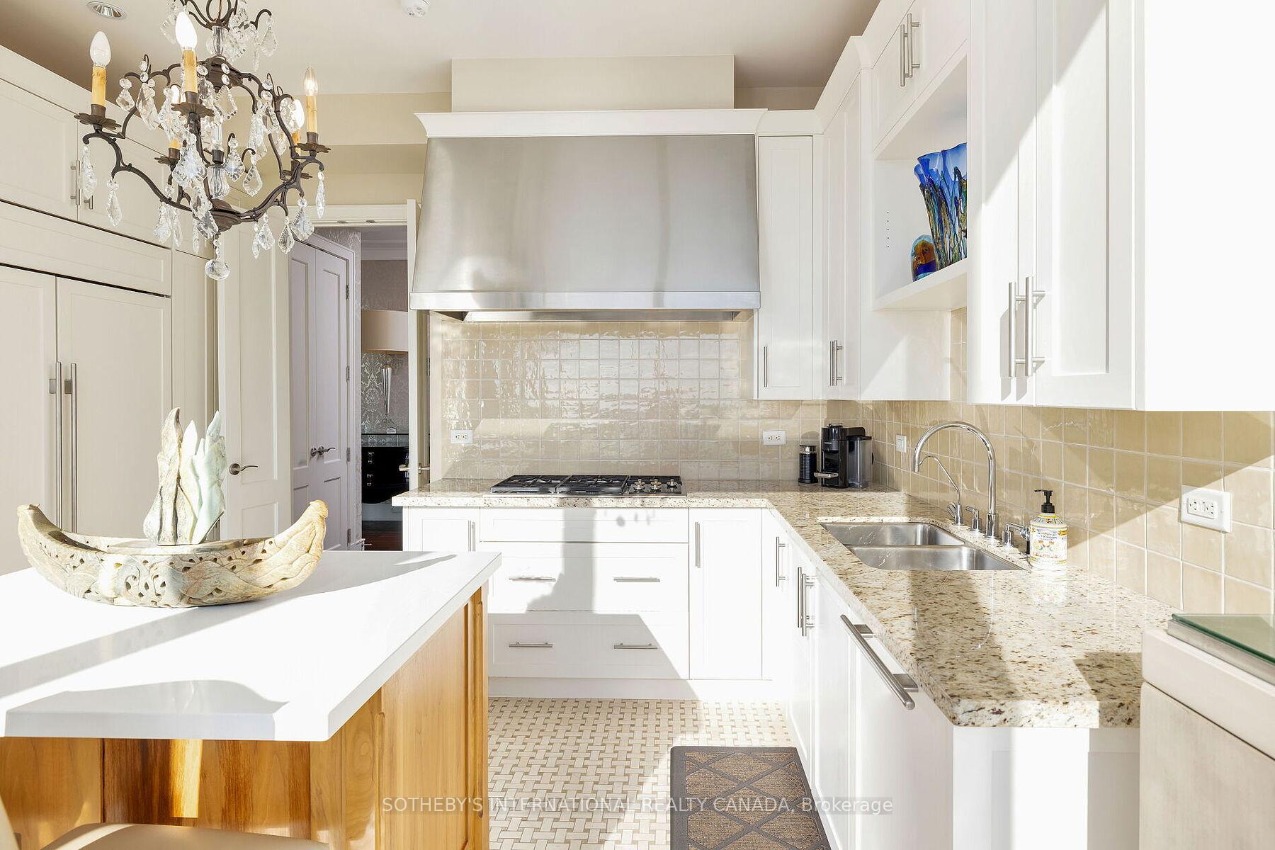 183 Wellington Street W 2506