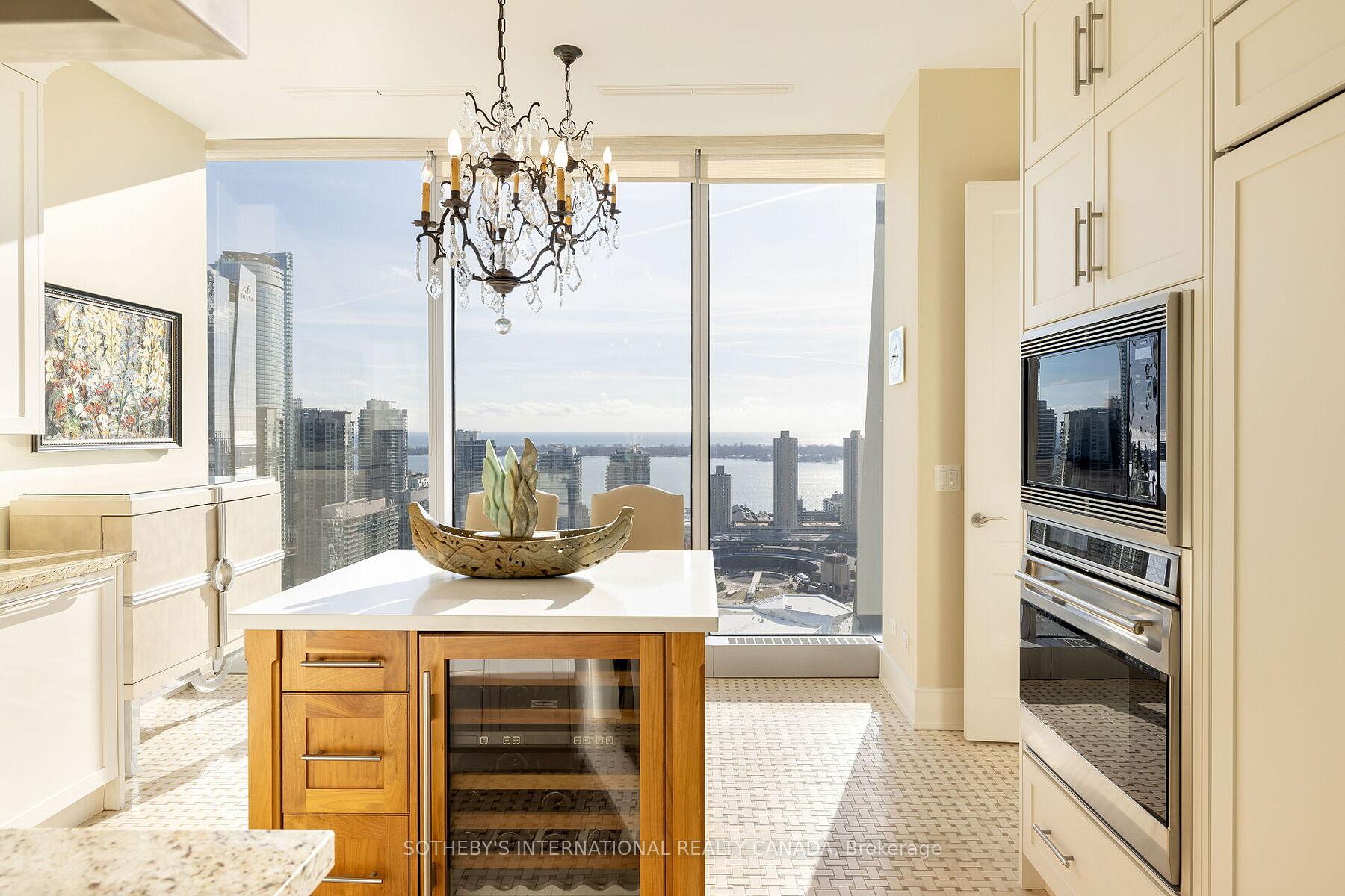 183 Wellington Street W 2506