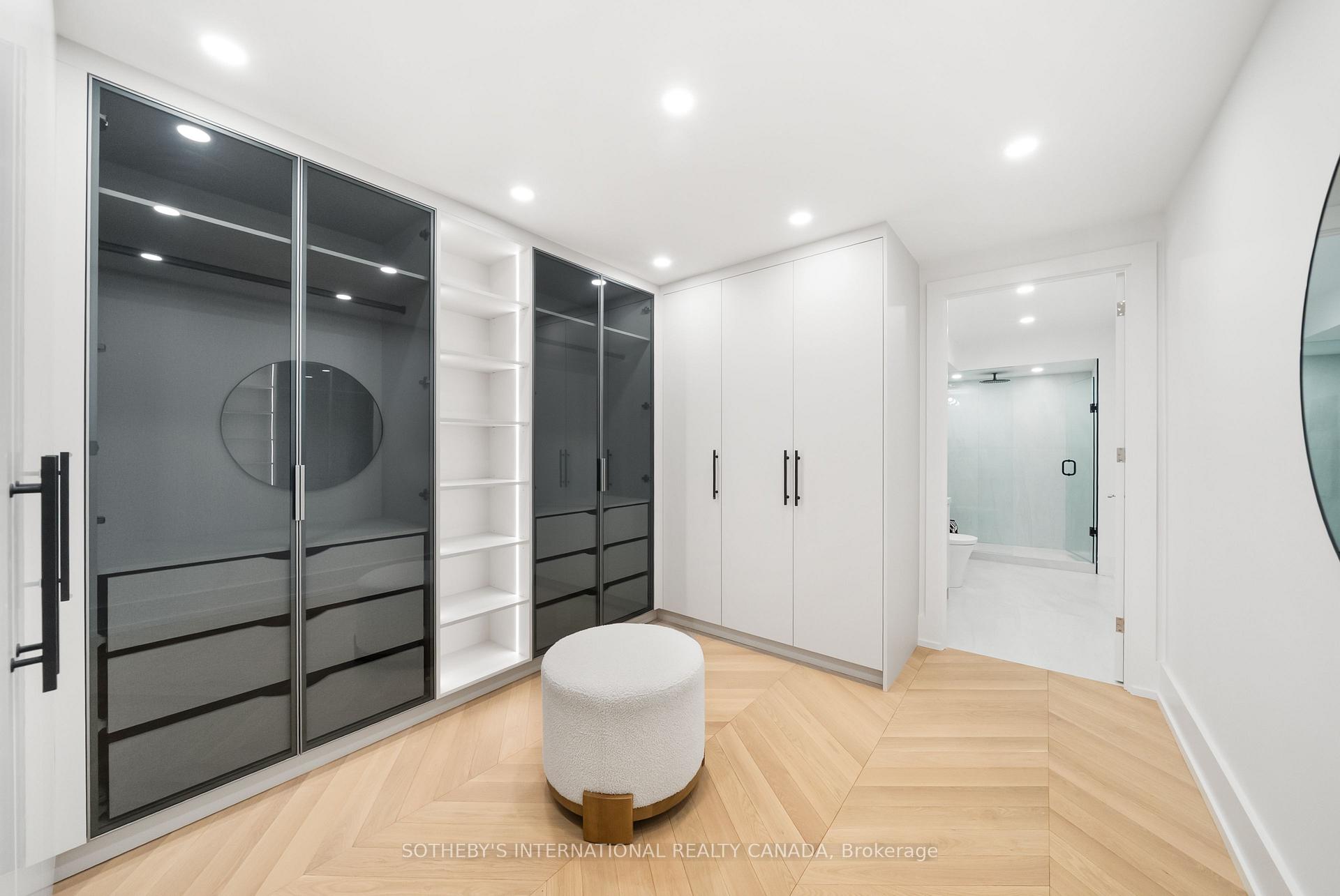 110 Bloor Street W 1009