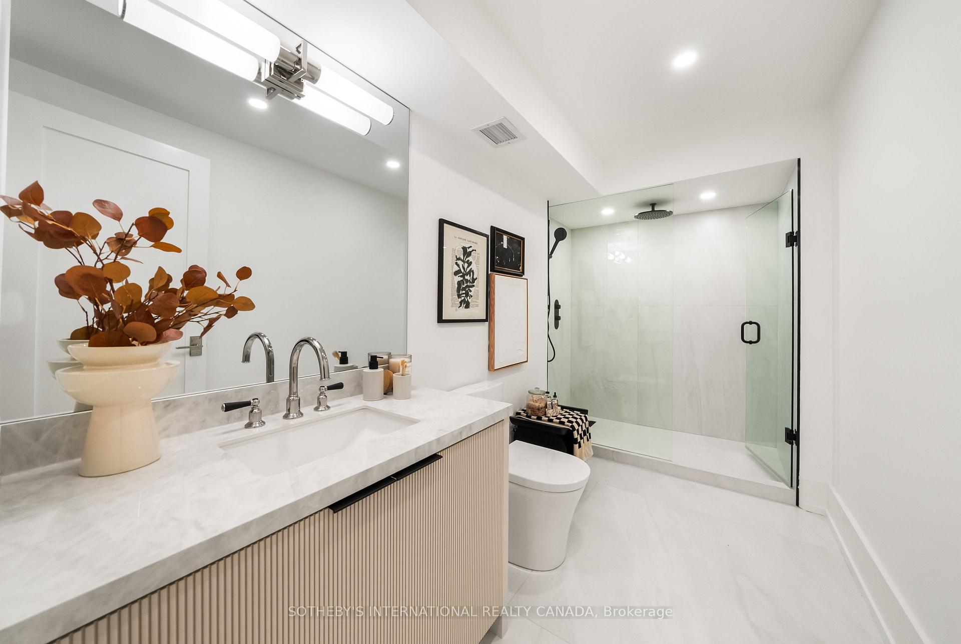 110 Bloor Street W 1009