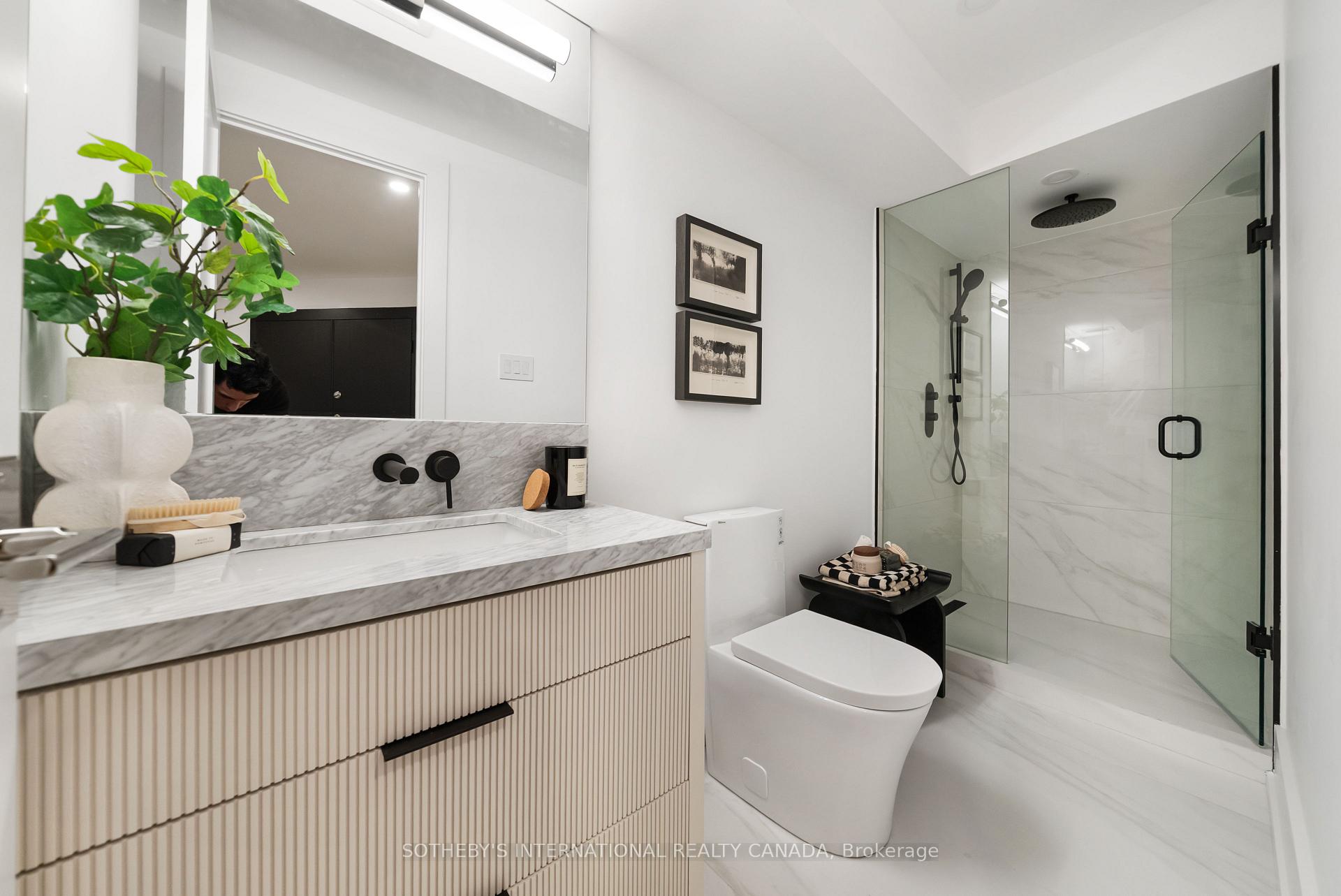 110 Bloor Street W 1009