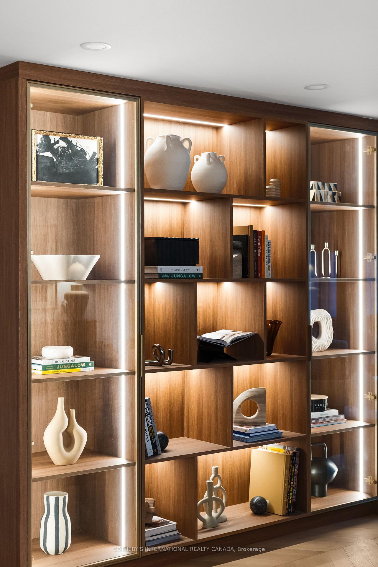 110 Bloor Street W 1009