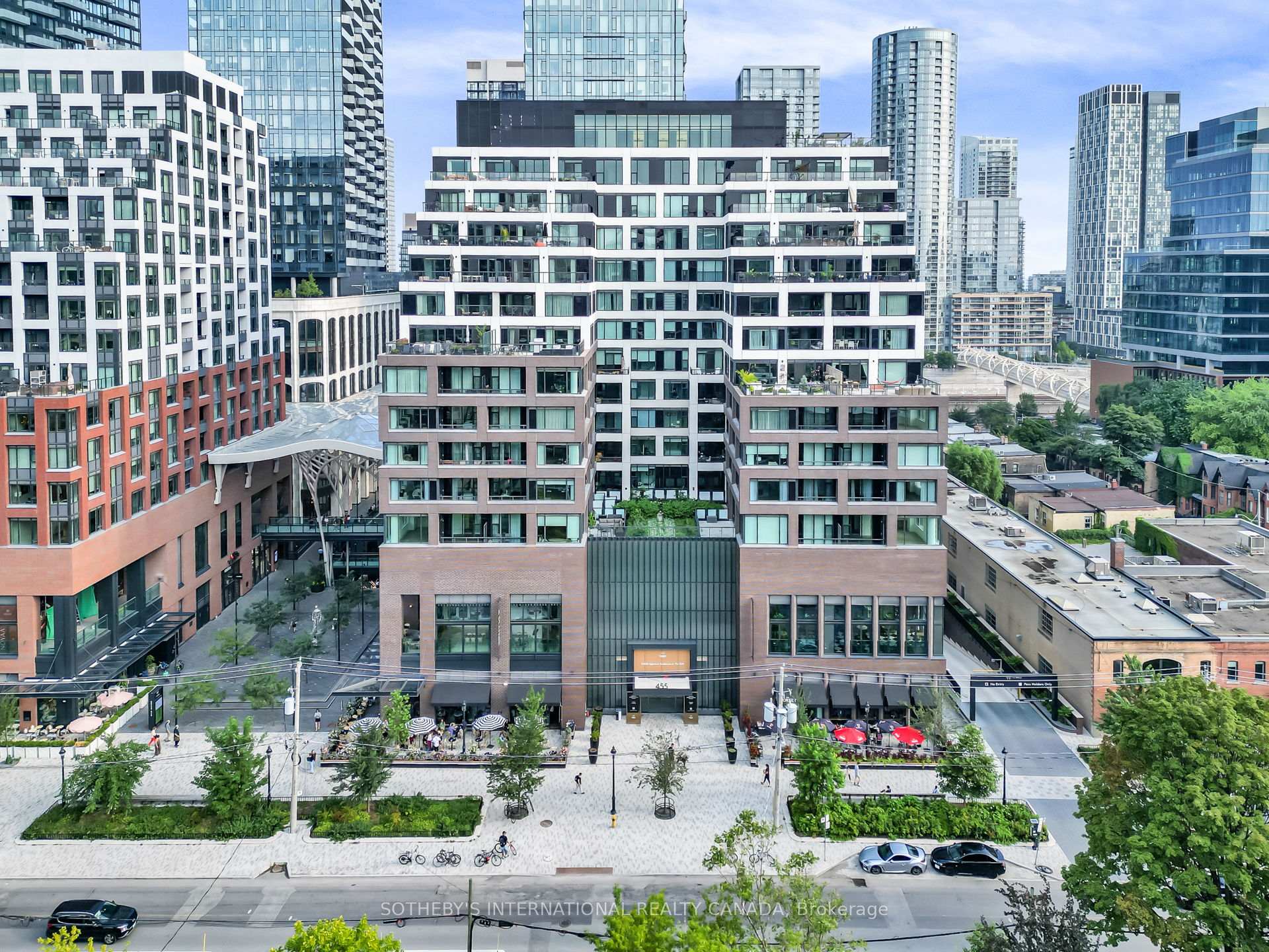 455 Wellington Street W 702