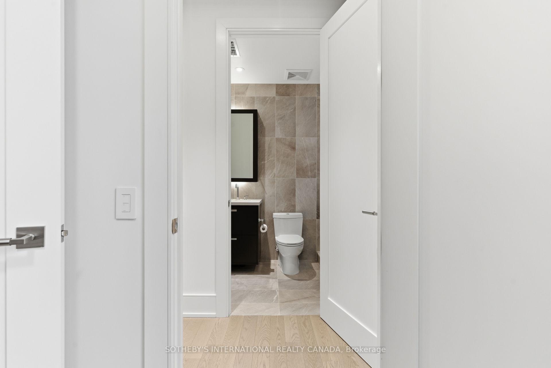 455 Wellington Street W 702