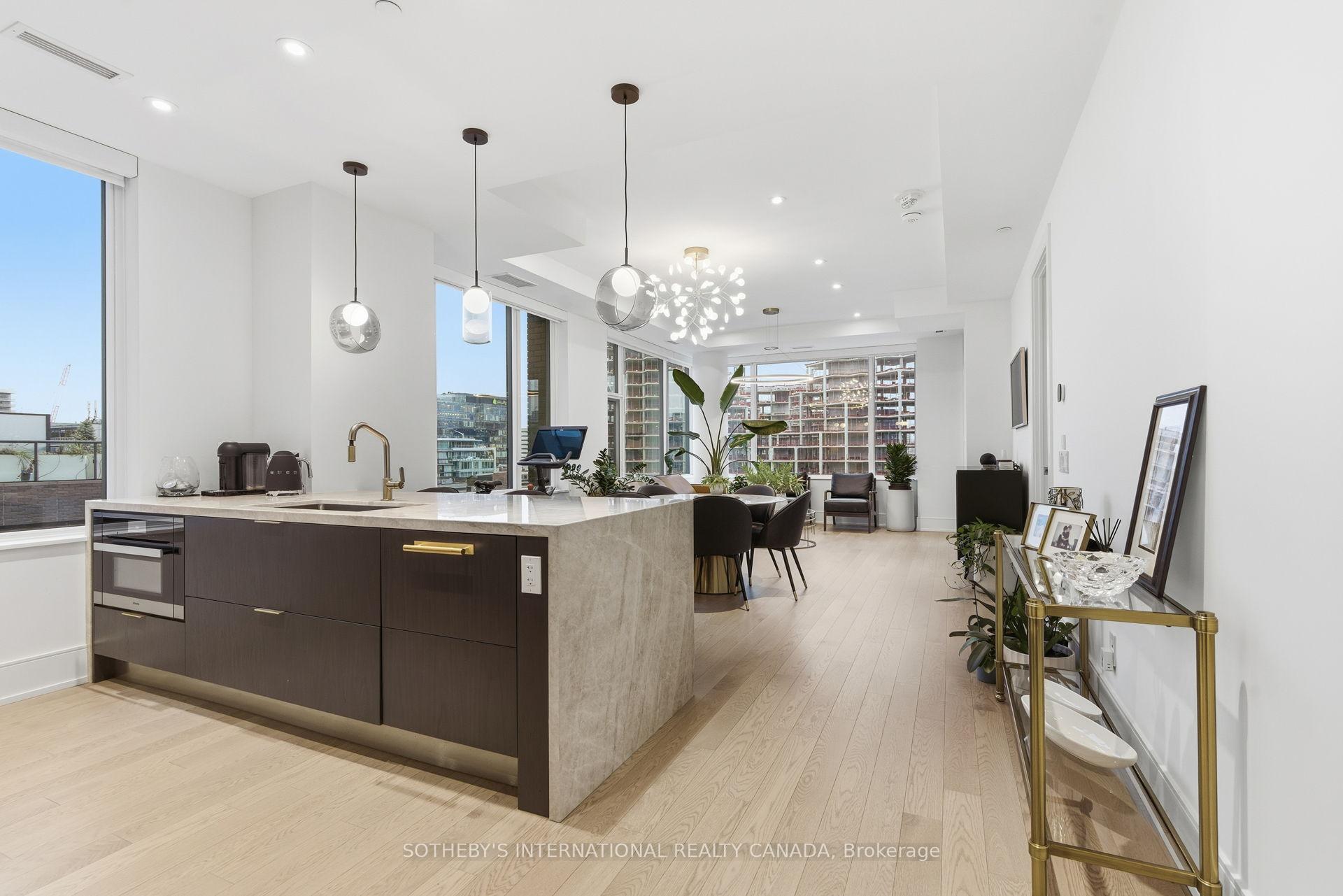 455 Wellington Street W 702