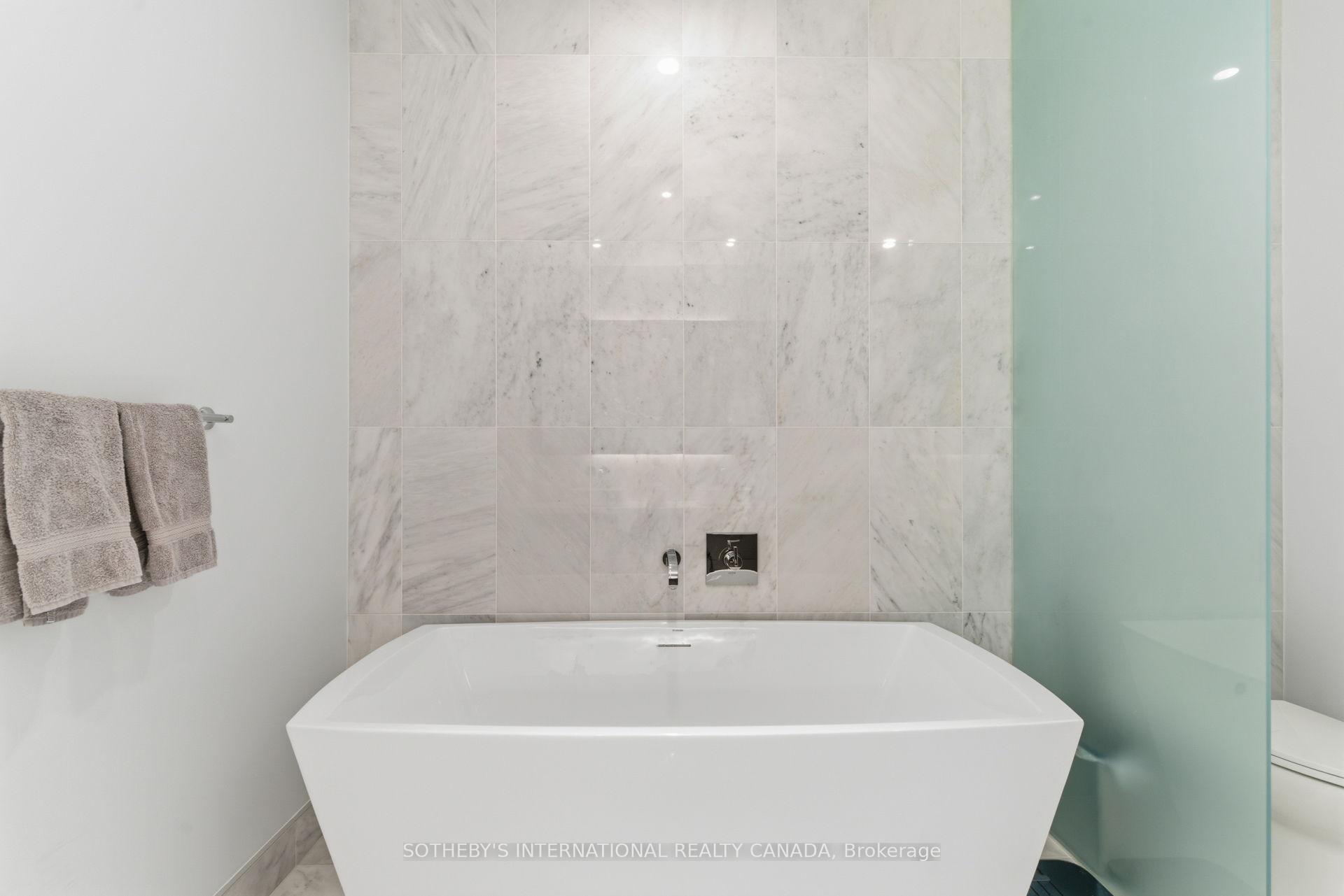 455 Wellington Street W 702