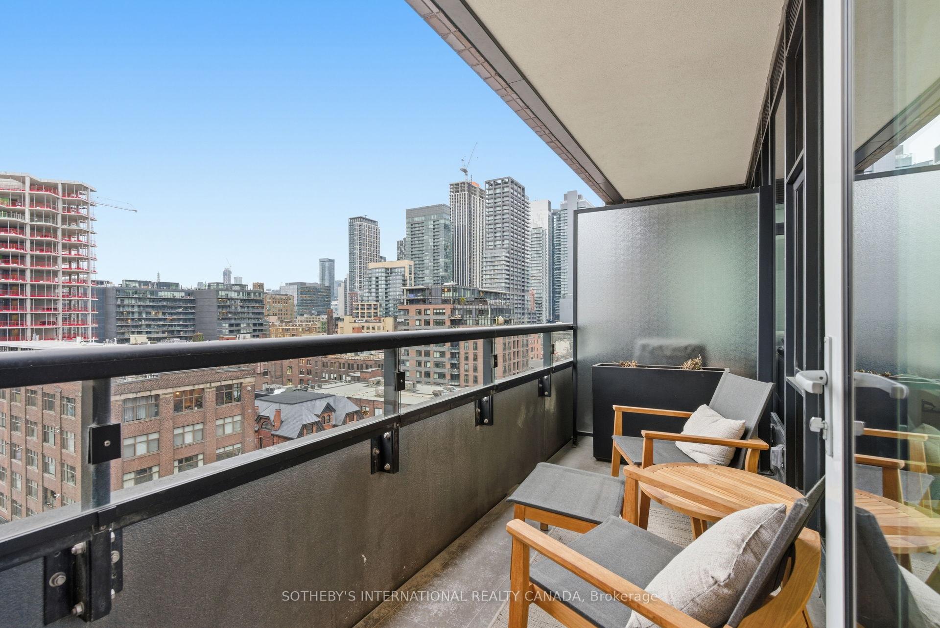 455 Wellington Street W 702