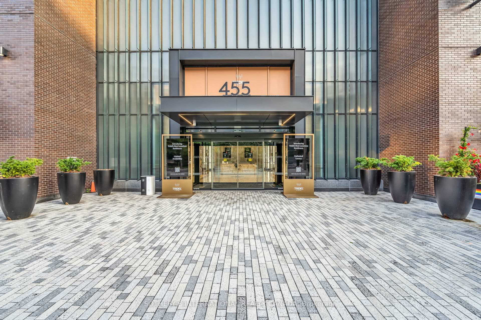 455 Wellington Street W 702