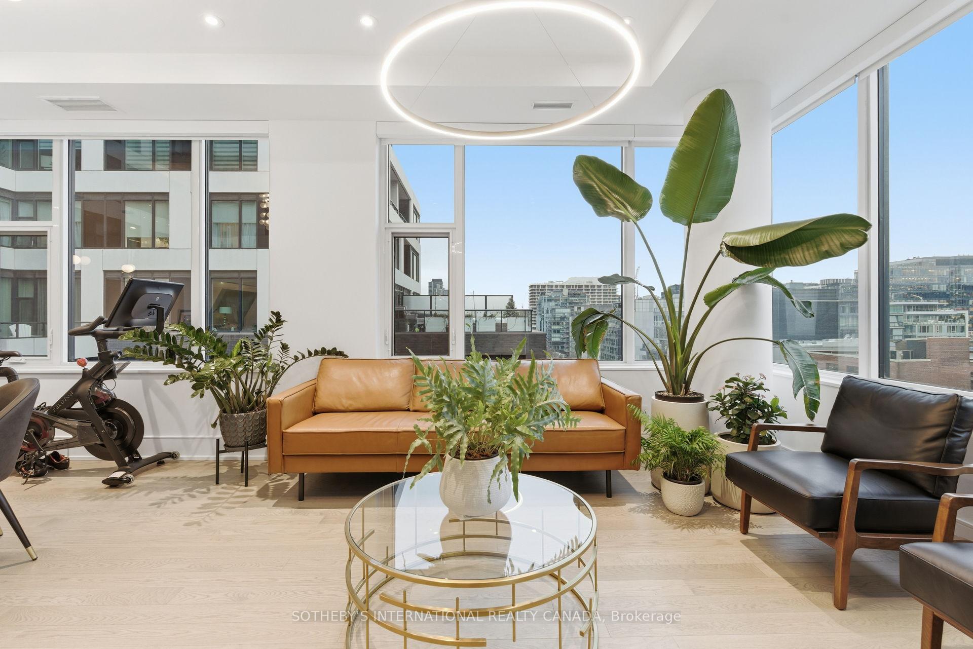 455 Wellington Street W 702