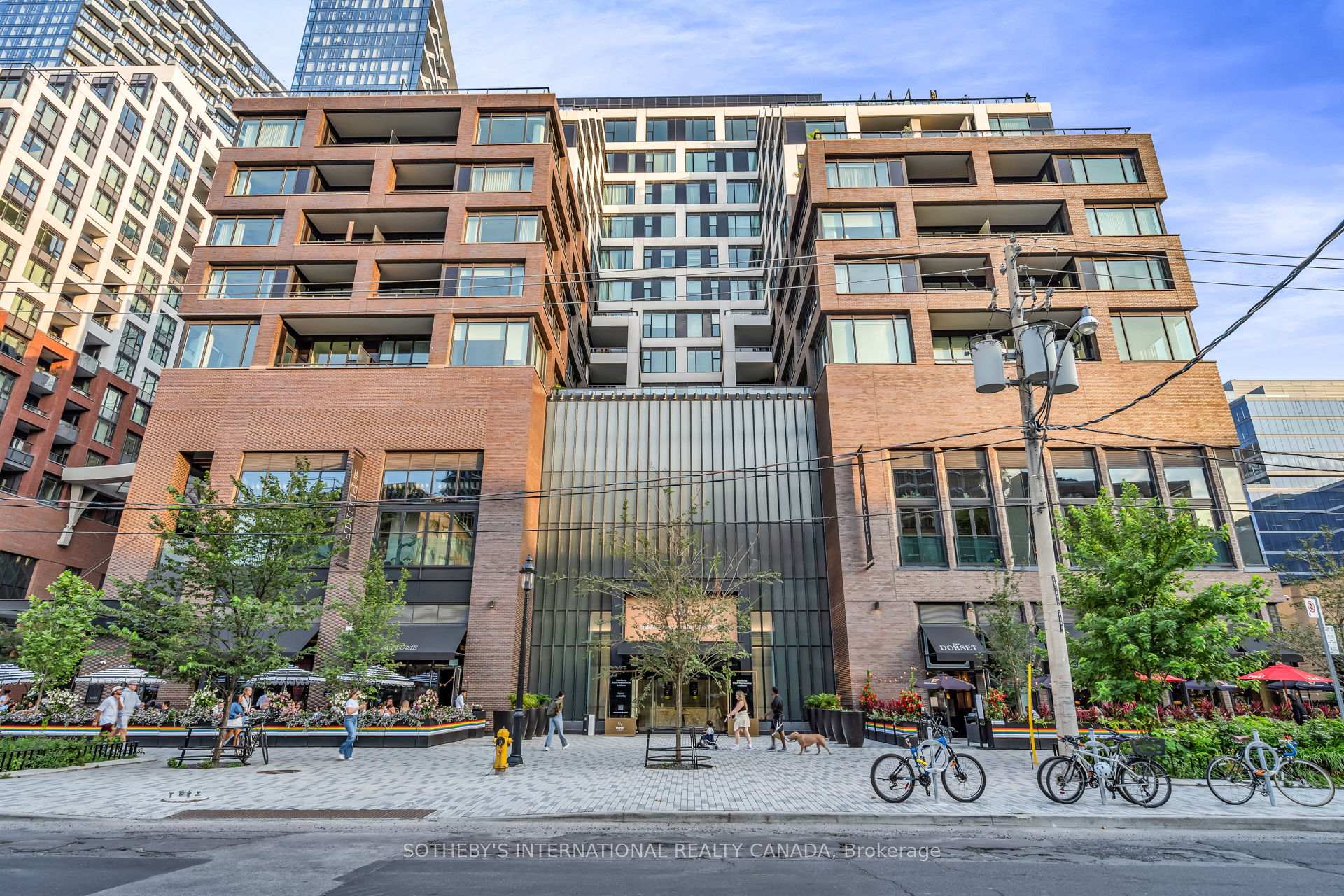 455 Wellington Street W 702