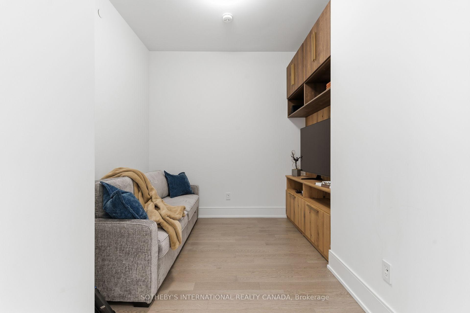 455 Wellington Street W 702