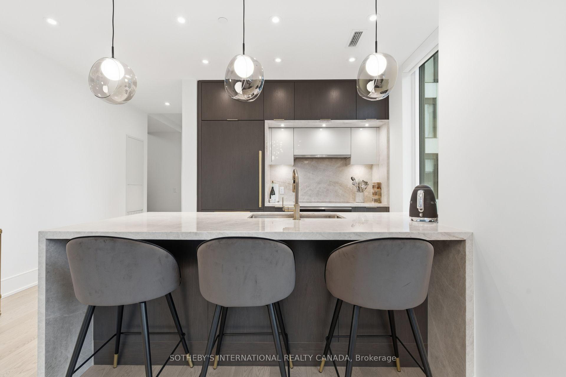 455 Wellington Street W 702